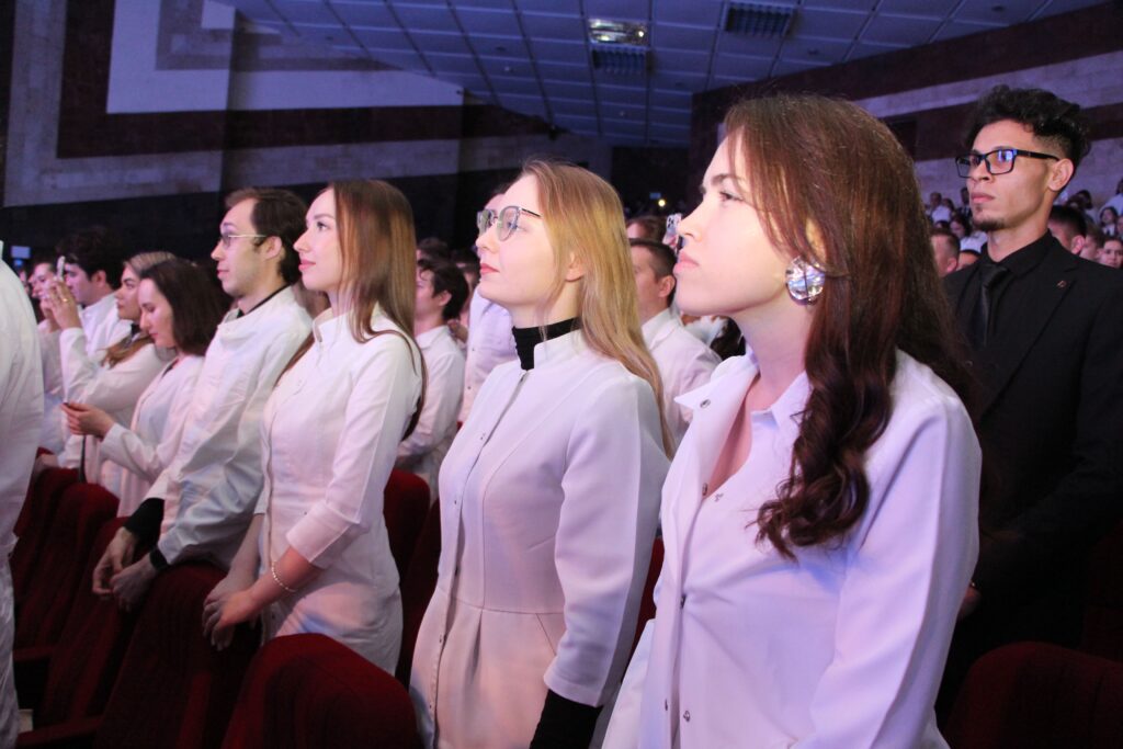 Торжественная церемония вручения диплома врача - выпускника медицинского факультета ЧГУ 2025 (Фоторепортаж)